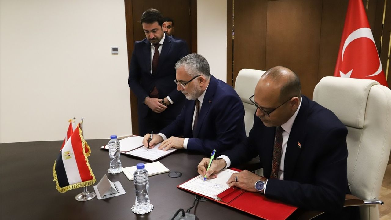 Bakan Işıkhan, Mısırlı Mevkidaşı Cebran ile Kahire'de Görüşme Gerçekleştirdi