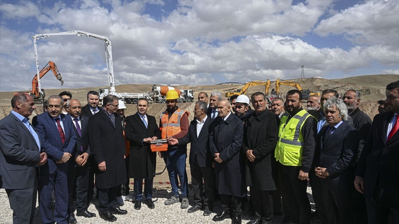 Bakan Kacır, Van Sanayi Siteleri Temel Atma Töreni'nde Yeni Yatırımları Duyurdu