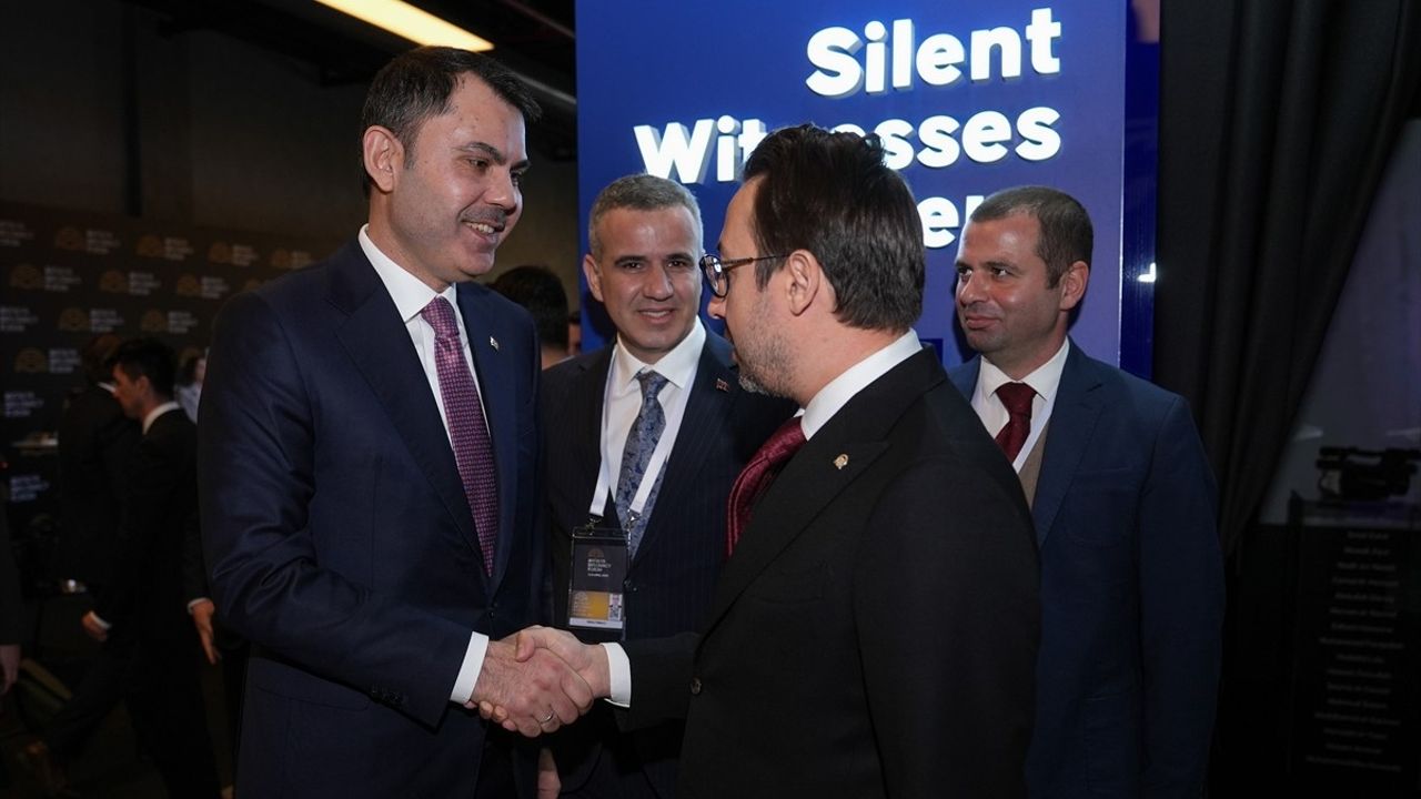Bakan Murat Kurum, Antalya Diplomasi Forumu'nda AA Standını Ziyaret Etti