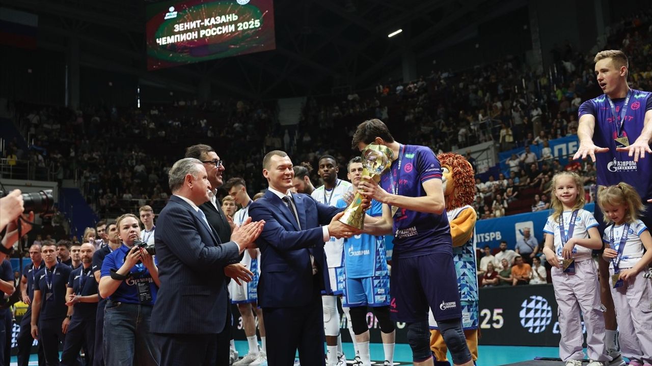 Bakan Osman Aşkın Bak, Rusya'da Voleybol Finalini İzledi ve Şampiyon Takıma Kupa Verdi