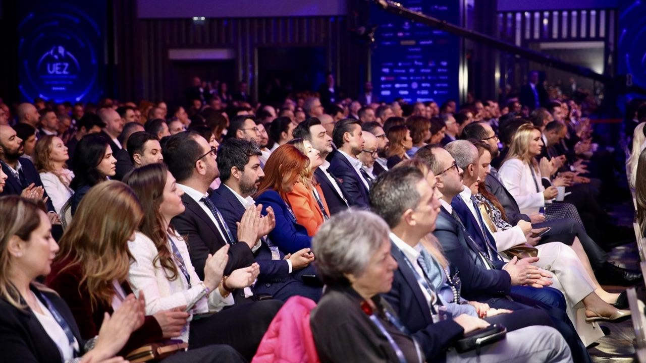 Bakan Şimşek: Enflasyon Düşüşünde Kararlıyız ve Küresel Ekonomik Belirsizlikler Devam Ediyor