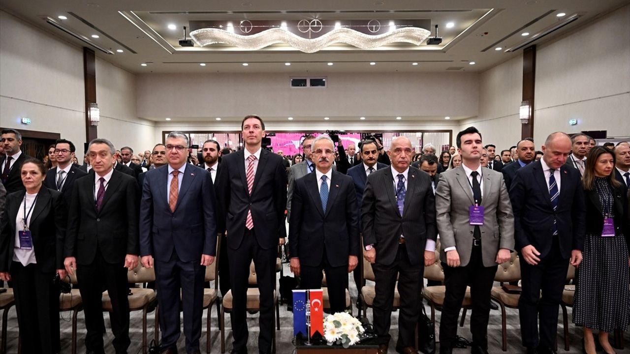 Bakan Uraloğlu, Türkiye'nin Ulaşımda Net Sıfır Emisyon Yol Haritası Projesi'ni Tanıttı