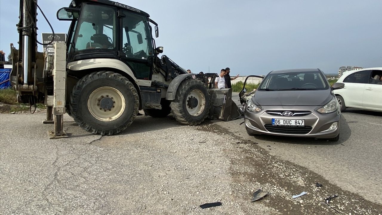 Balıkesir'de Kepçe ile Otomobil Çarpıştı: 2 Yaralı