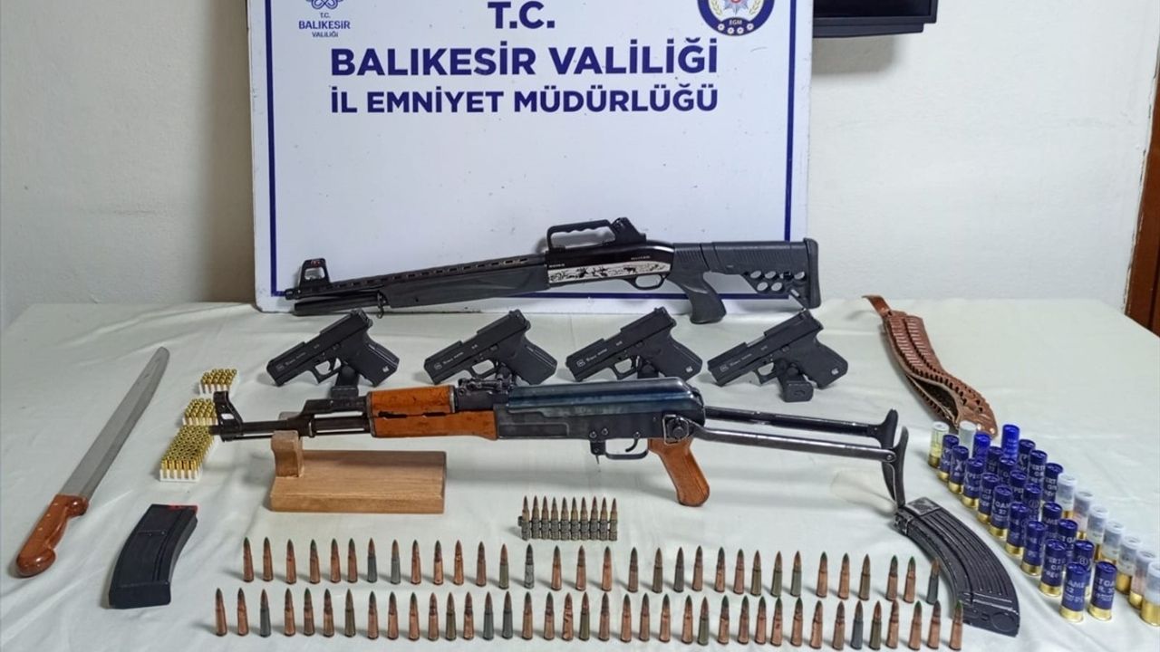Balıkesir'de Silah Kaçakçılığı Operasyonu: 5 Silah Ele Geçirildi