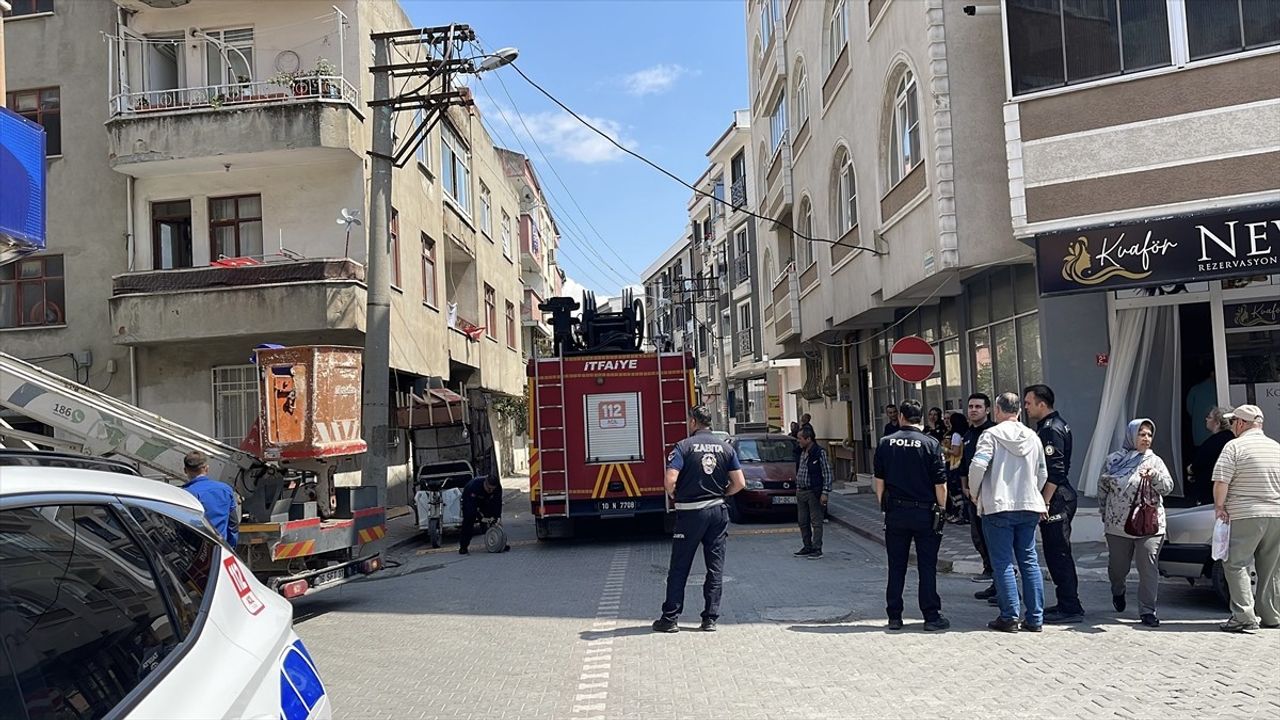 Balıkesir'in Edremit İlçesinde İki Ayrı Ev Yangını: Hasar Oluştu