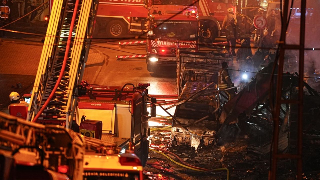 Başakşehir'de İş Merkezinde Çıkan Yangın Kontrol Altına Alındı