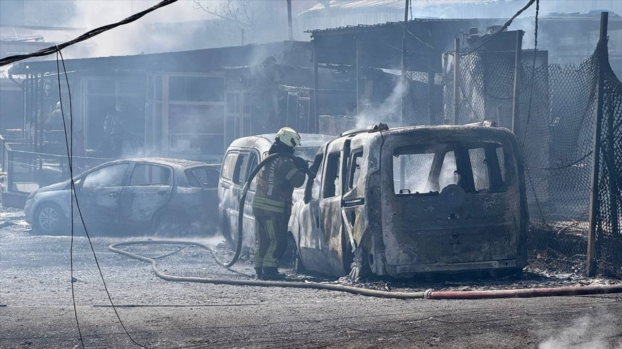 Başakşehir'de Kimyasal Depo Yangınına Müdahale Ediliyor