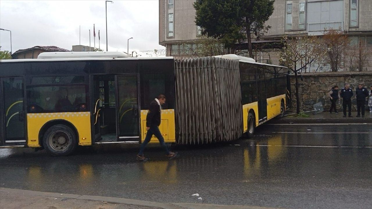 Başakşehir'de Kontrolden Çıkan İETT Otobüsü Duvara Çarptı: 5 Yaralı