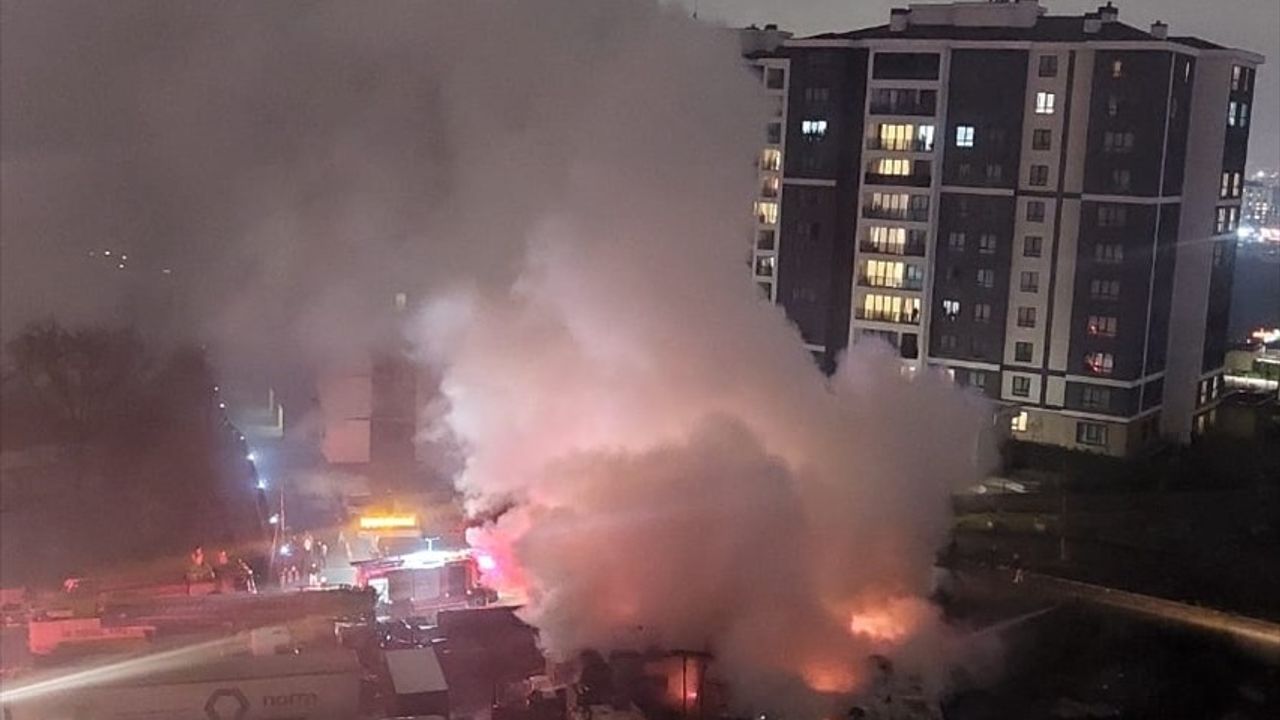 Başakşehir'de Tır Garajında Yangın Söndürüldü