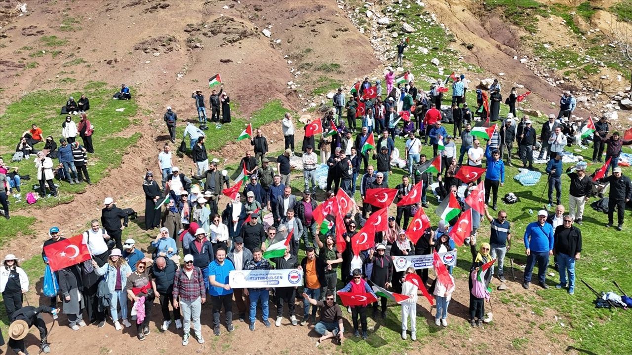 Batman'da Eğitimciler Ters Lale Doğa Yürüyüşü Düzenledi