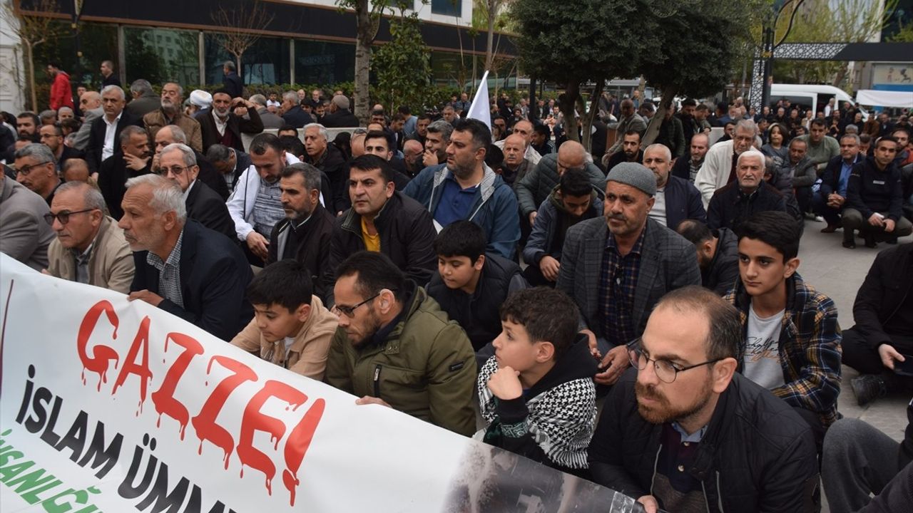 Batman'da İsrail'in Gazze Saldırılarına Karşı Oturma Eylemi Düzenlendi