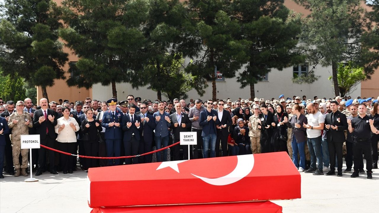 Batman'da Kazara Ateş Alan Asker Şehit Oldu: Jandarma Uzman Çavuş Şükrü Taş'ın Cenazesi Mardin'e Uğurlandı