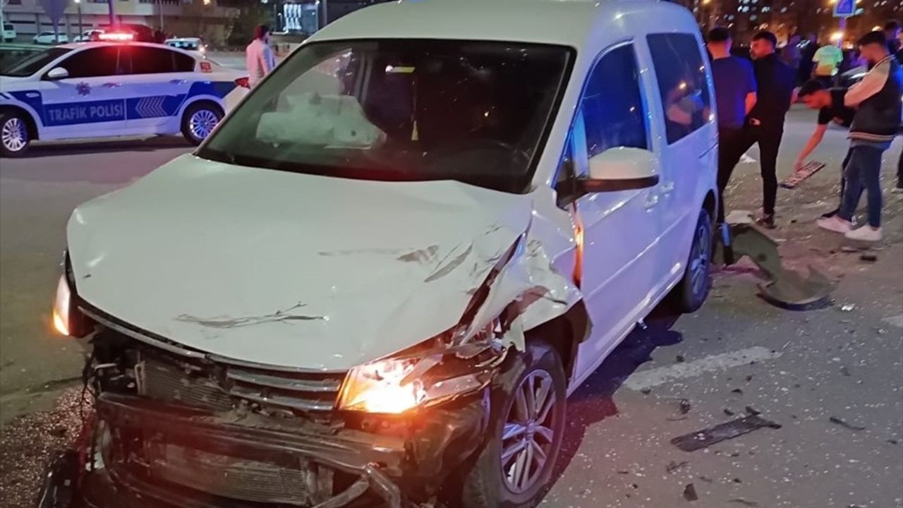 Batman'da Otomobil ve Hafif Ticari Araç Çarpıştı: 7 Yaralı
