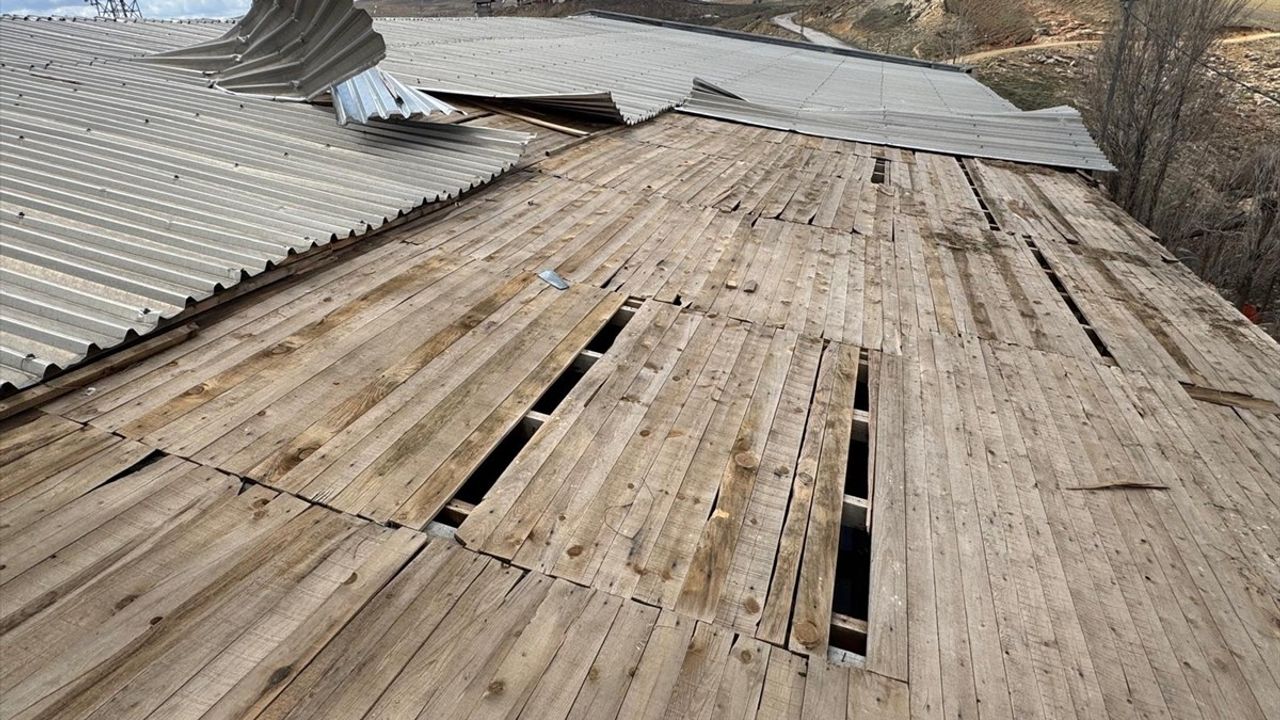 Bayburt'ta Kuvvetli Rüzgar Hayatı Olumsuz Etkiliyor