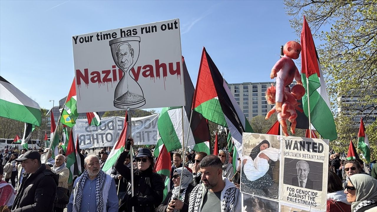 Berlin'de İsrail'in Gazze ve Batı Şeria'ya Yönelik Saldırıları Protesto Edildi