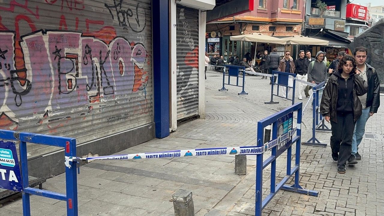 Beşiktaş'ta Deprem Nedeniyle Çatısı Zarar Gören Bina Tahliye Edildi