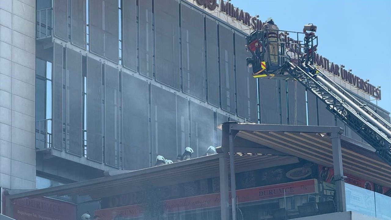 Beşiktaş'ta Kafede Çıkan Yangın Kontrol Altına Alındı