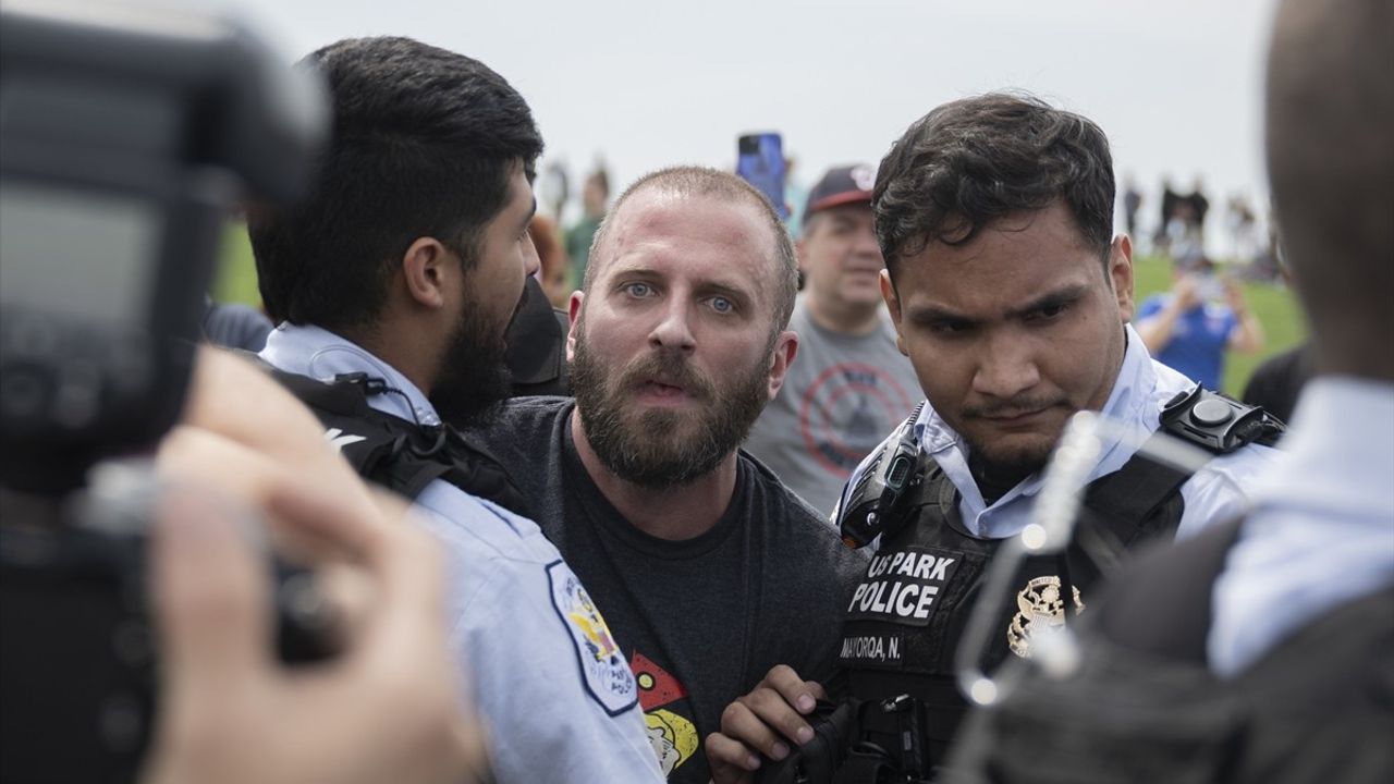 Beyaz Saray Önünde Trump ve Musk'a Karşı Protesto Gösterileri Düzenlendi