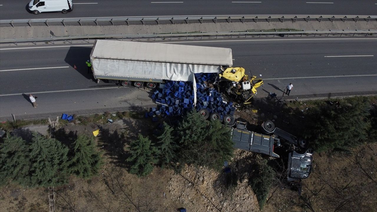 Bilecik'te İki Tırın Karıştığı Trafik Kazası: Sürücüler Yaralandı