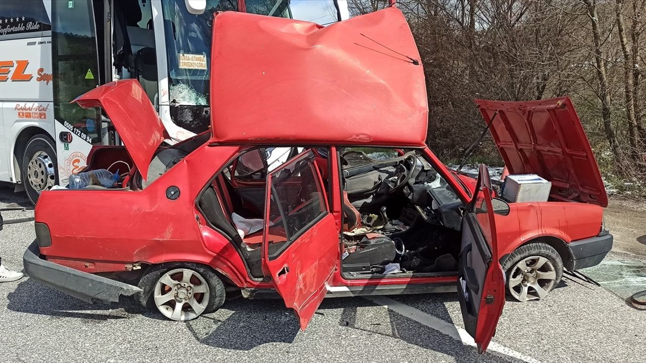 Bilecik'te Otomobil ile Yolcu Otobüsü Çarpıştı: 1 Ölü, 1 Yaralı