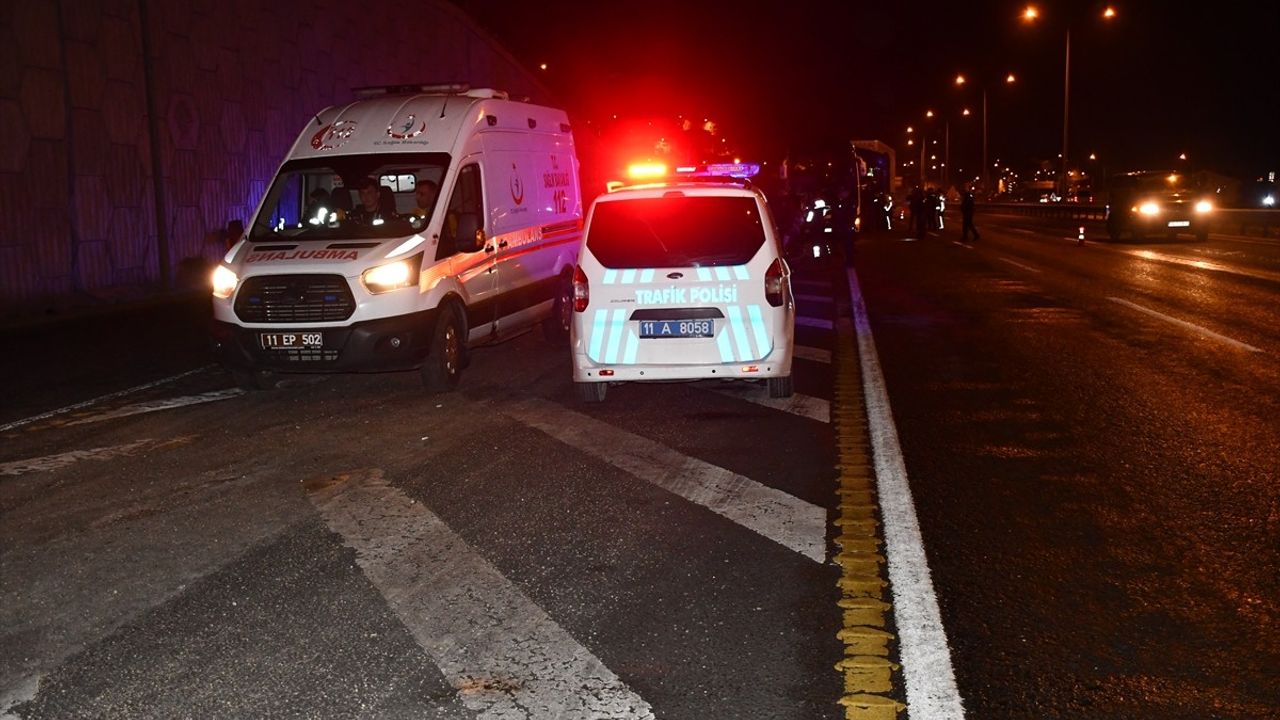 Bilecik'te Tır, Tur Otobüsüne Arkadan Çarptı: 13 Yaralı