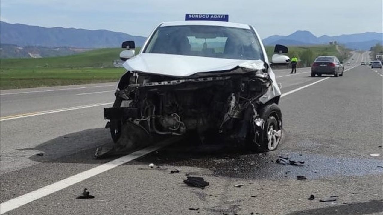 Bingöl'de Otomobil ile Sürücü Kursu Eğitimi Aracının Çarpışması Sonucu İki Yaralı