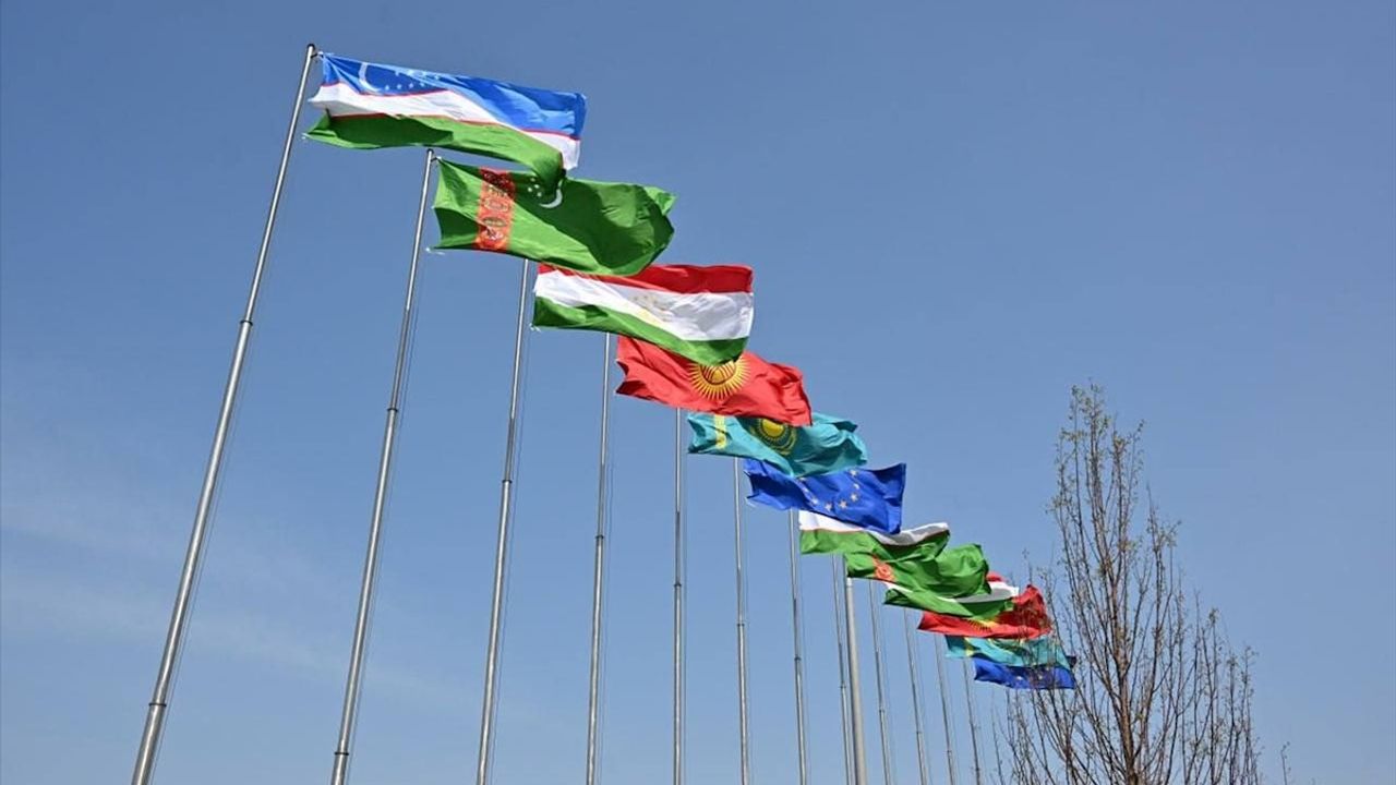 Birinci AB-Orta Asya Zirvesi Semerkand'da Başlıyor