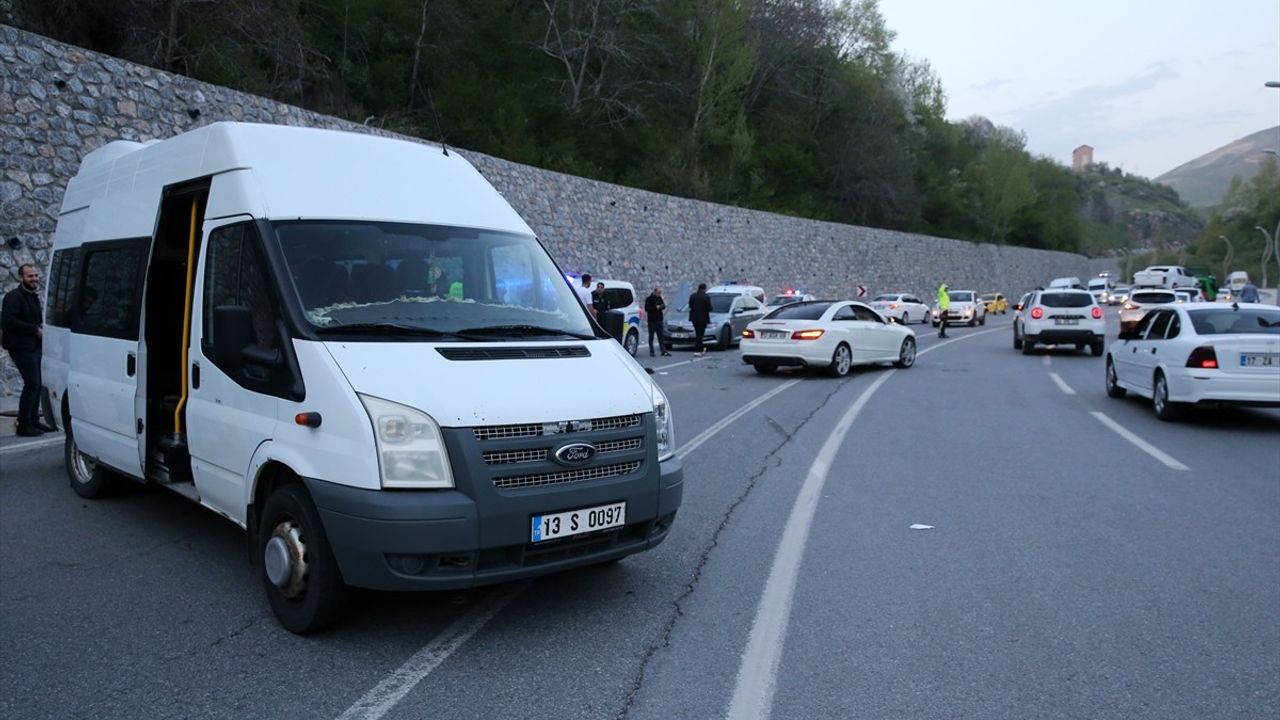 Bitlis'te Otomobil ve Minibüs Çarpıştı: 8 Yaralı