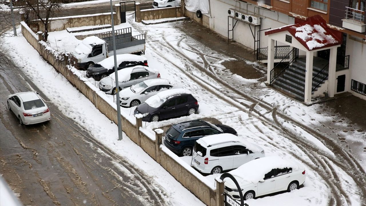 Bitlis ve Muş'ta Kar Nedeniyle 74 Köy Yolu Ulaşıma Kapandı