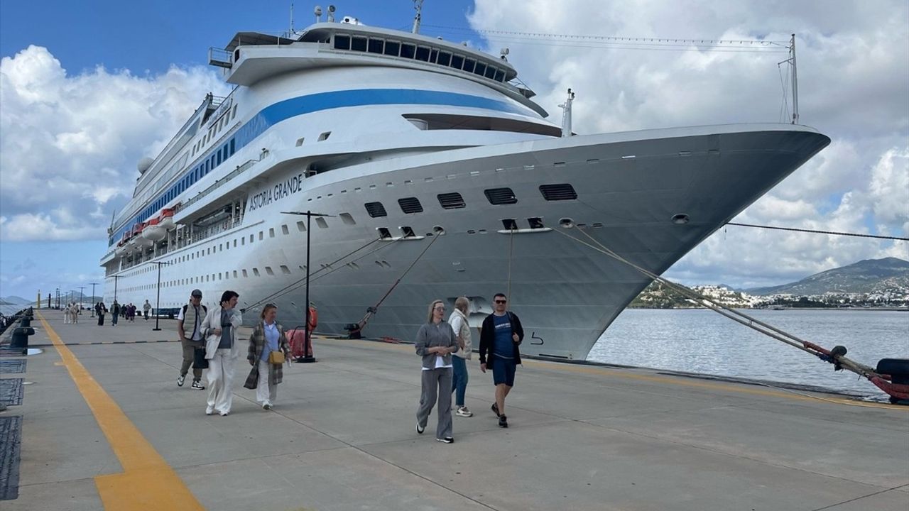 Bodrum'a Sezonun İlk Kruvaziyer Gemisi 'Astoria Grande' Geldi