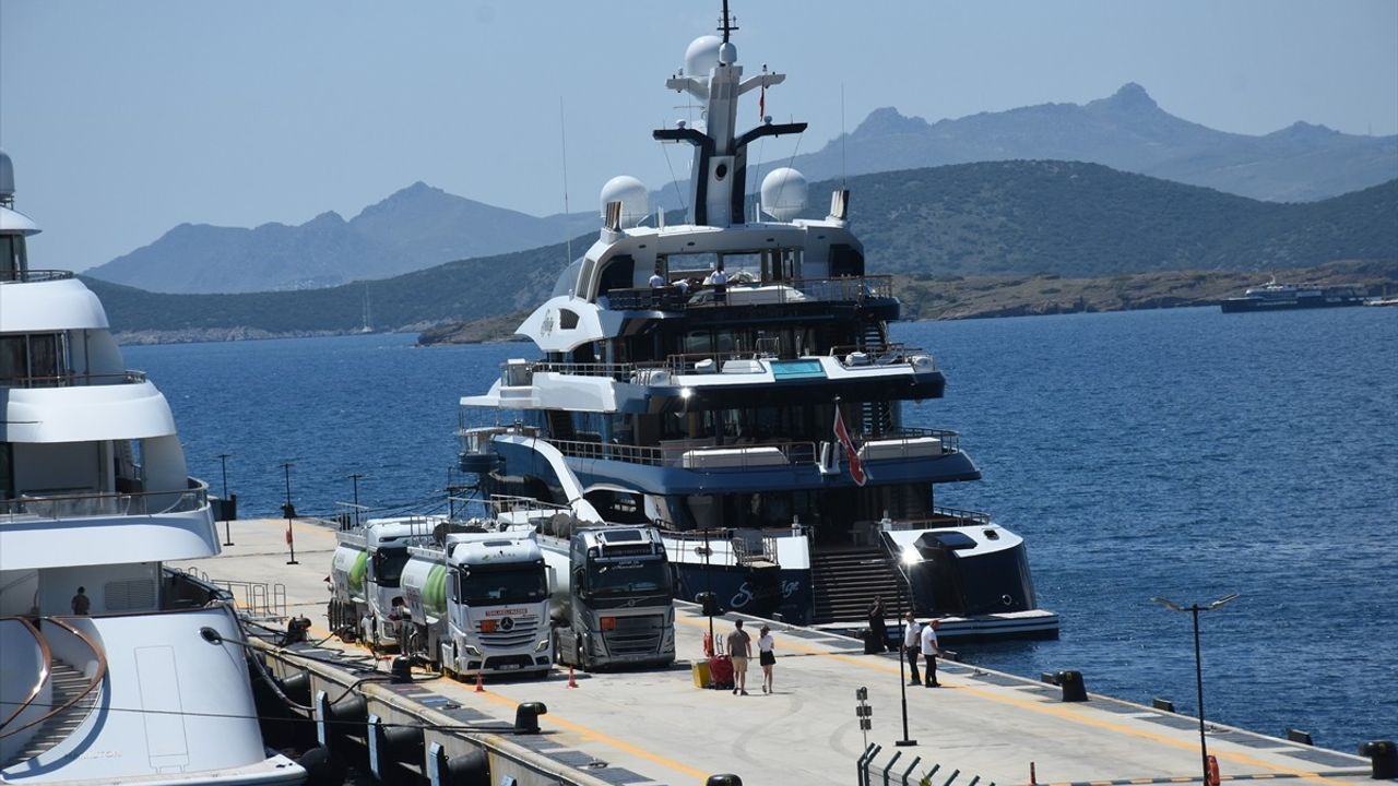 Bodrum'da Mega Yatlara Yakıt İkmali Gerçekleştirildi