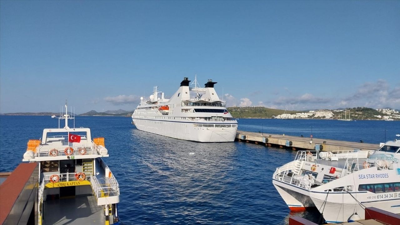 Bodrum'u Ziyaret Eden Star Legend Kruvaziyeri 241 Yolcu Getirdi