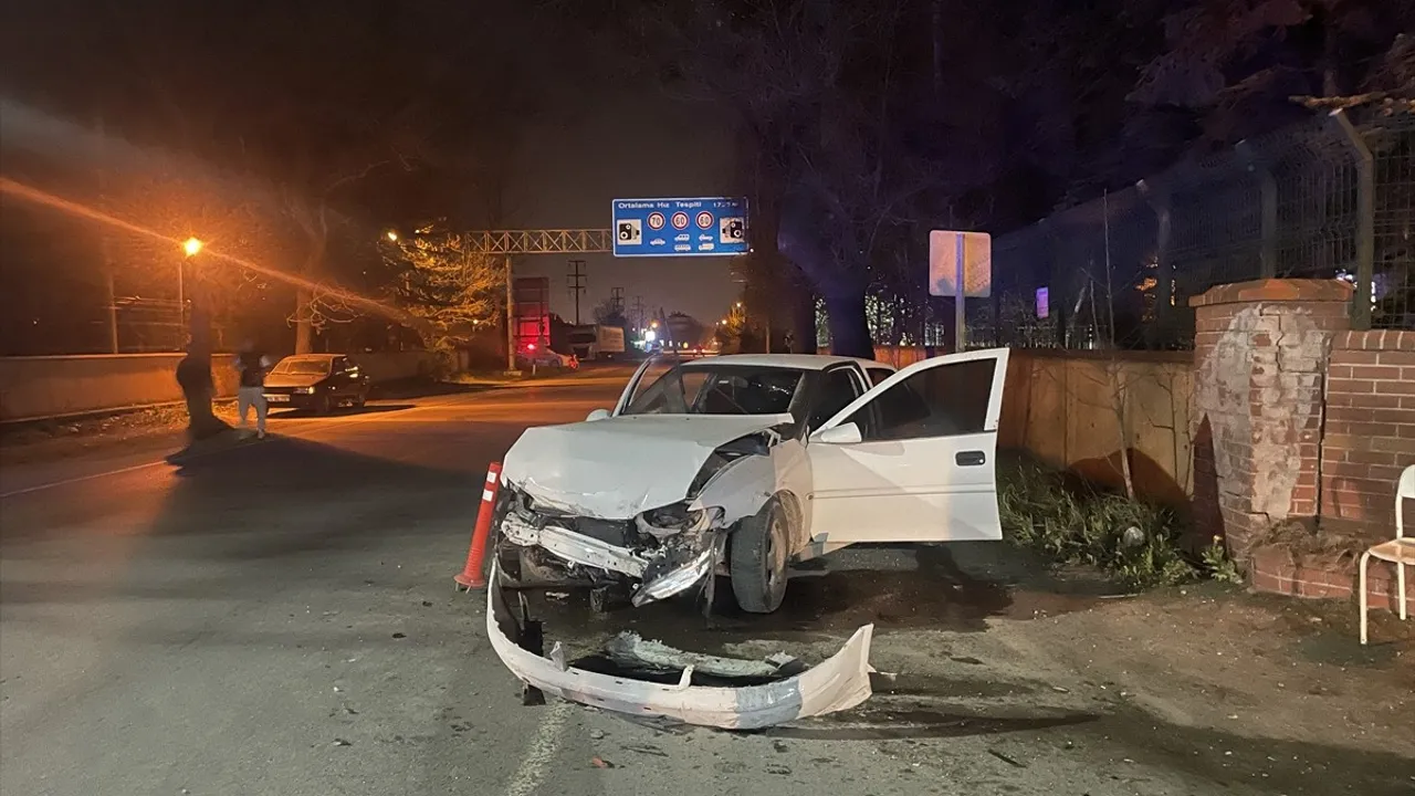 Bolu'da İstinat Duvarına Çarpan Otomobilin Sürücüsü Yaralandı