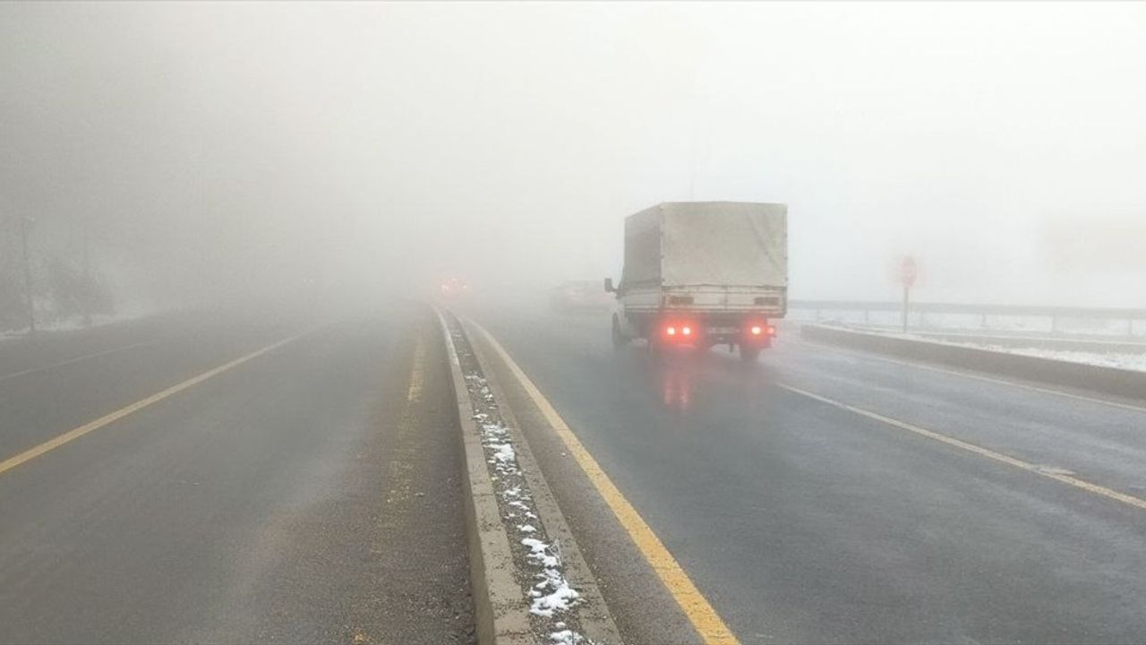 Bolu Dağı'nda Kar Yağışı ve Sis Ulaşımı Etkiliyor