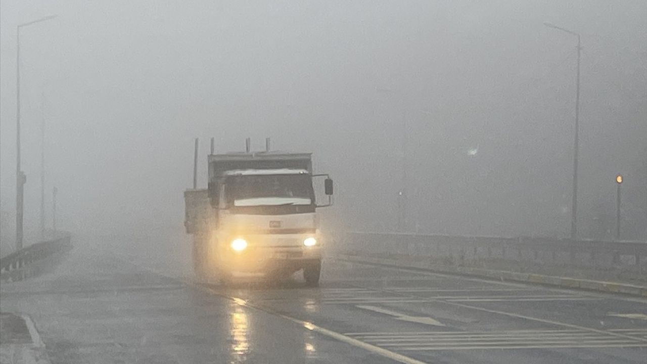 Bolu Dağı'nda Kar Yağışı ve Sis Ulaşımı Olumsuz Etkiliyor