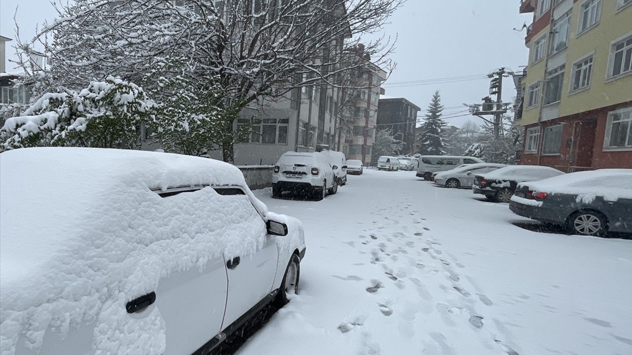Bolu Kent Merkezi Nisan Ayında Karla Beyaza Büründü