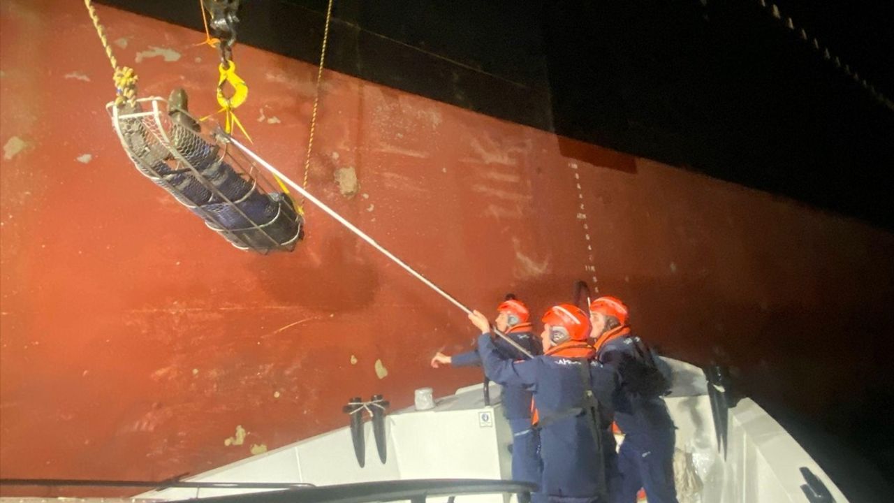 Bozcaada Açıklarında Yaralanan Personel Tıbbi Tahliye Edildi