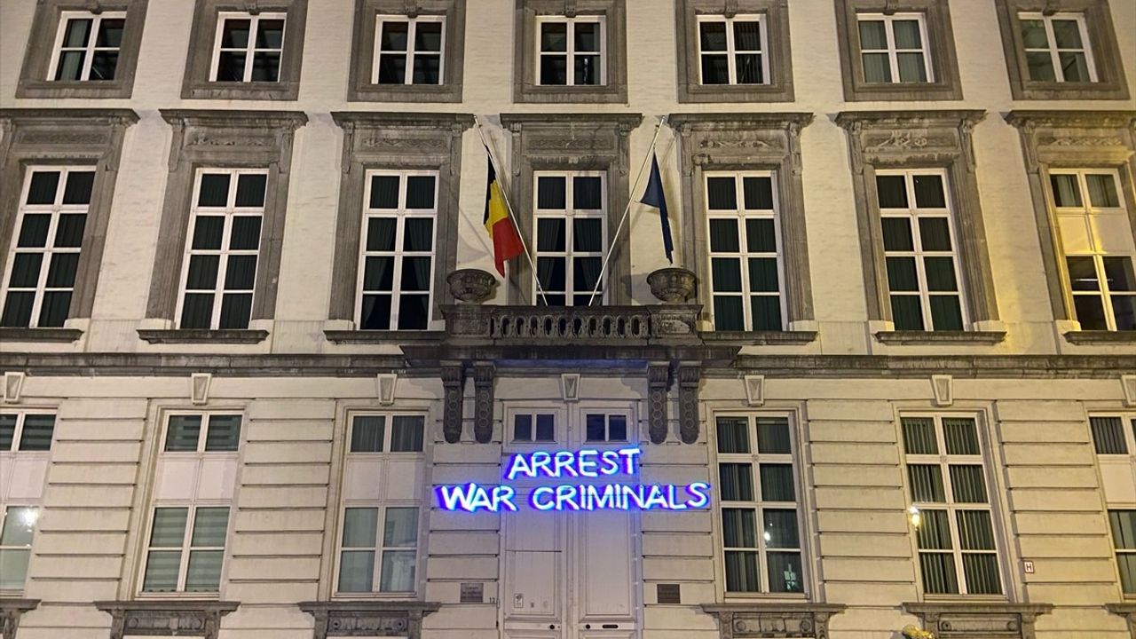 Brüksel'de Aktivistlerden Netanyahu'ya Protesto: 'Savaş Suçlularını Tutuklayın'