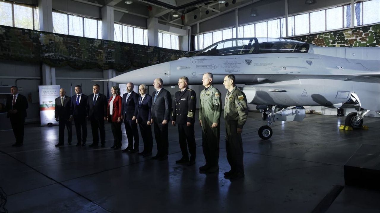 Bulgaristan, ABD'den Sipariş Ettiği F-16'ların İlkini Karşıladı