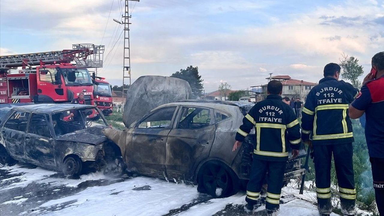 Burdur'da İki Otomobil Çarpıştı: 1 Ölü, 4 Yaralı