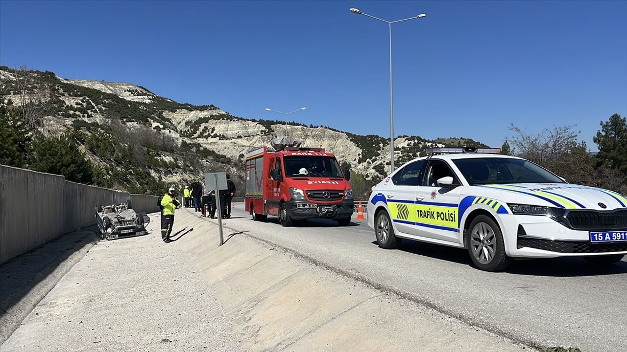 Burdur'da Şarampole Devrilen Otomobilde 4 Kişi Yaralandı