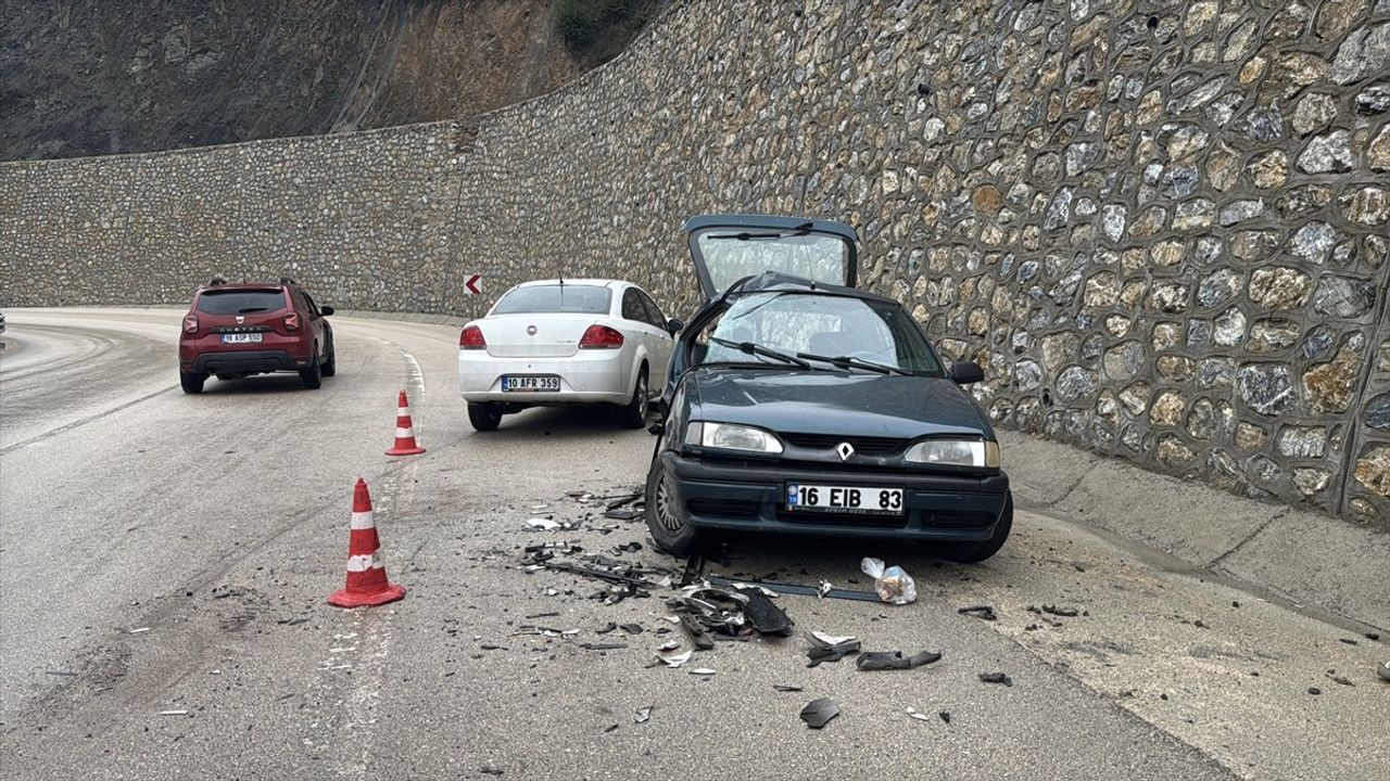 Bursa'da 2 Otomobilin Çarpışması Sonucu 5 Kişi Yaralandı