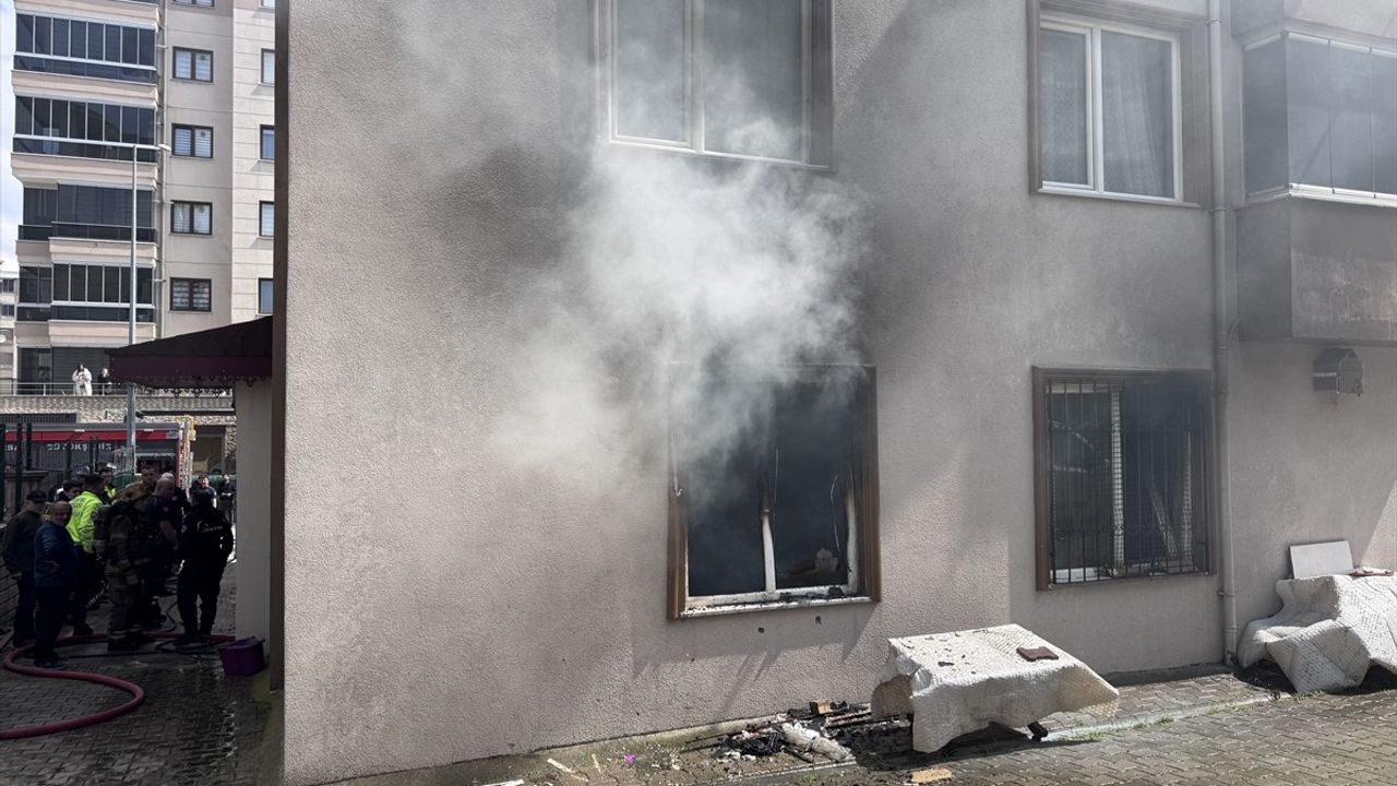 Bursa'da 5 Katlı Apartmanda Yangın Kontrol Altına Alındı