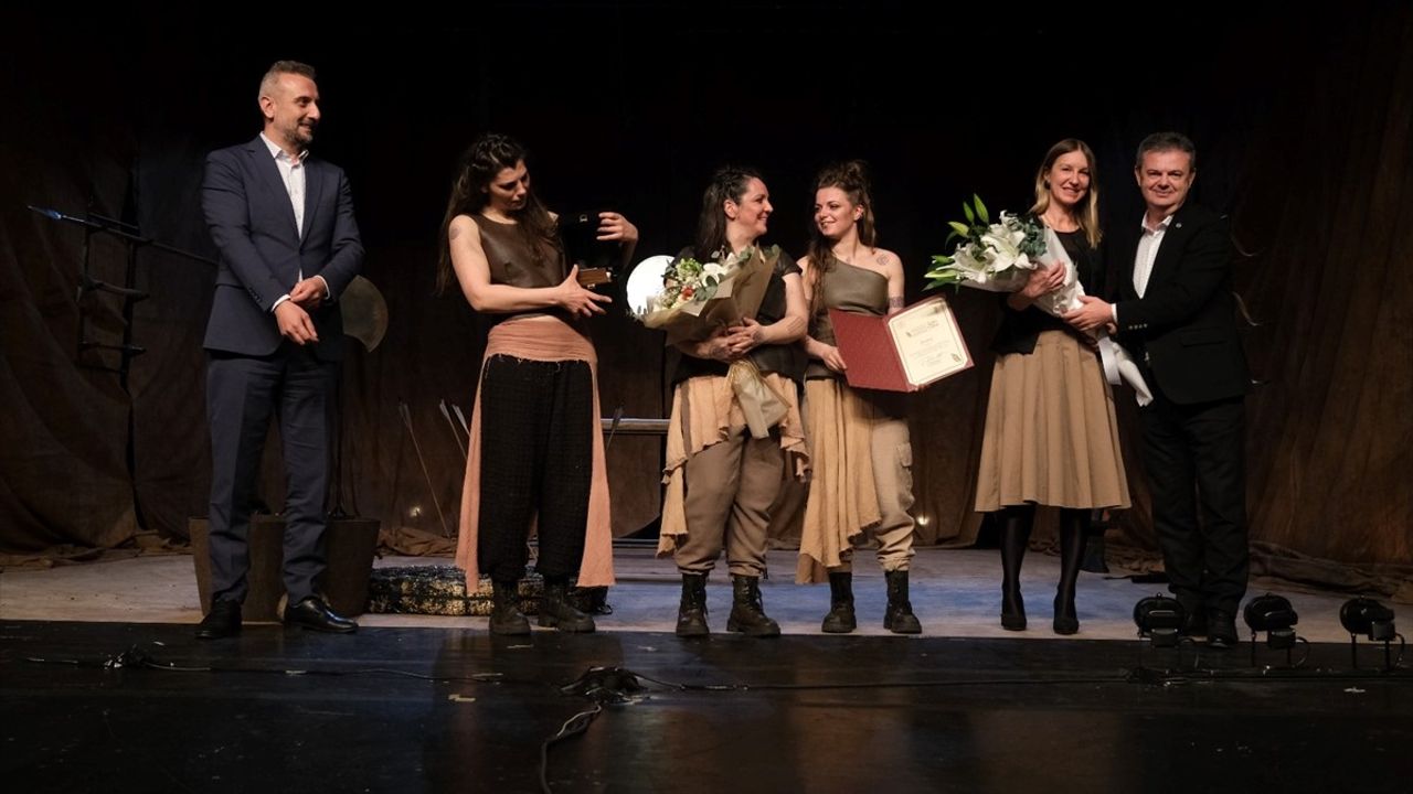 Bursa'da 'Amazonlar' Tiyatro Oyunu Büyüledi