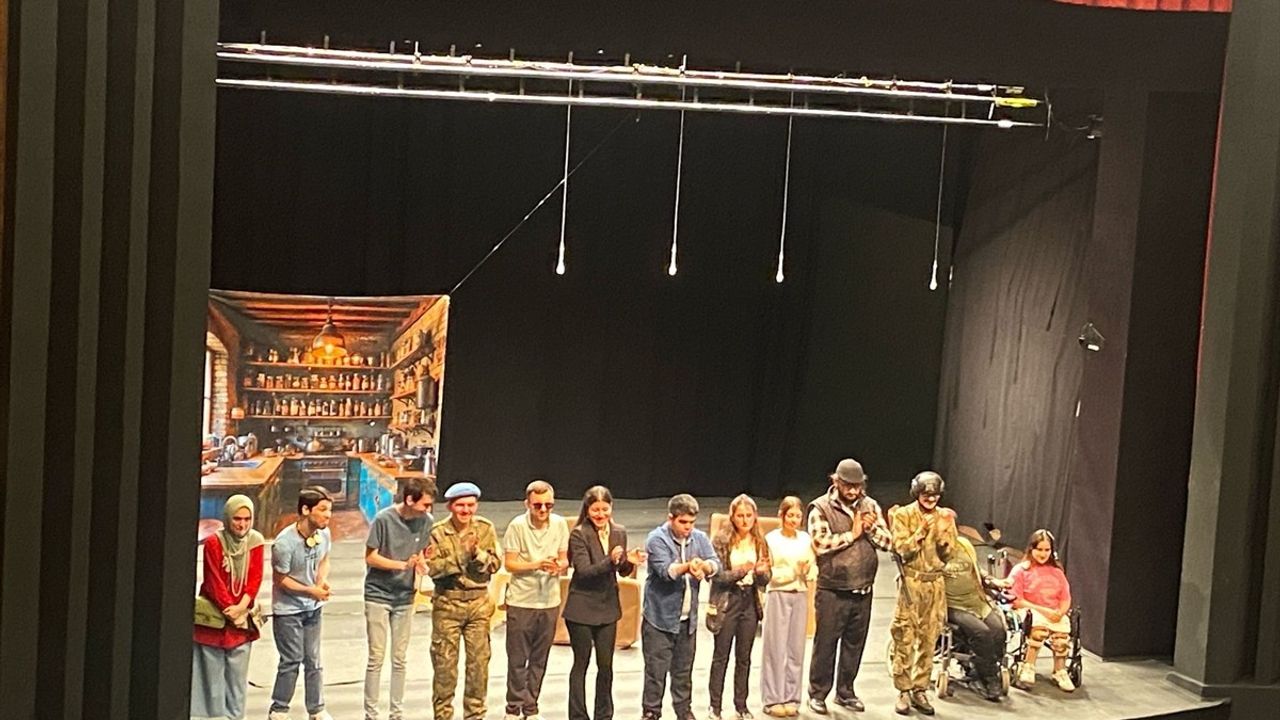 Bursa'da 'Bavulun Laneti' Oyunu Sahnelendi