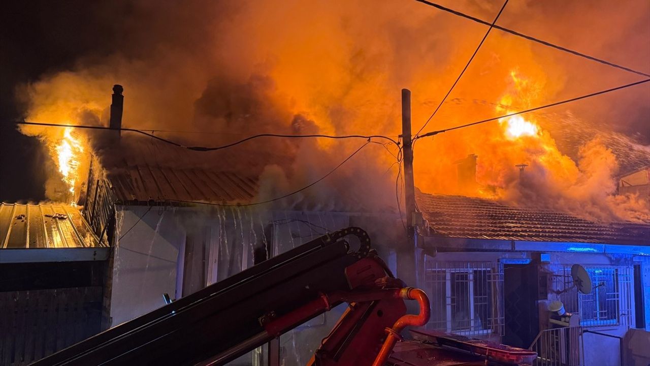 Bursa'da Bitişik Üç Evde Yangın Çıktı