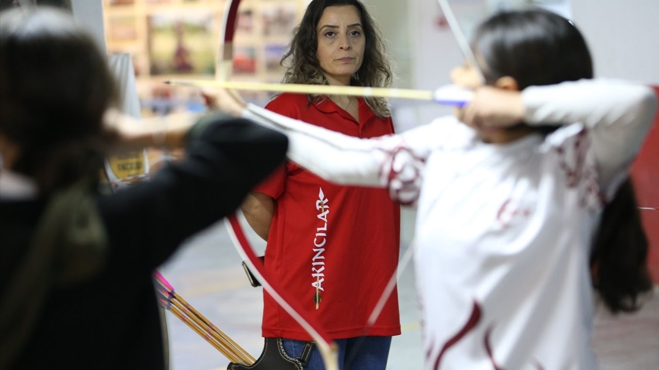 Bursa'da Fizyoterapist Senem Çelik, Oğlunun İsteğiyle Okçuluk Antrenörü Oldu
