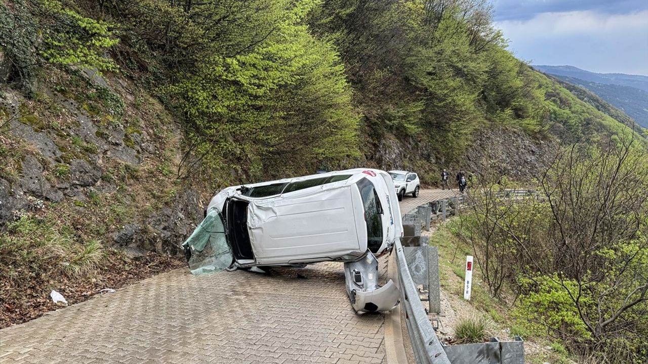 Bursa'da Hafif Ticari Araç Devrildi: 3 Yaralı