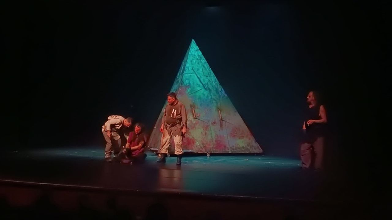 Bursa'da 'Inishmorelu Yüzbaşı' Oyunu Seyirciyle Buluştu