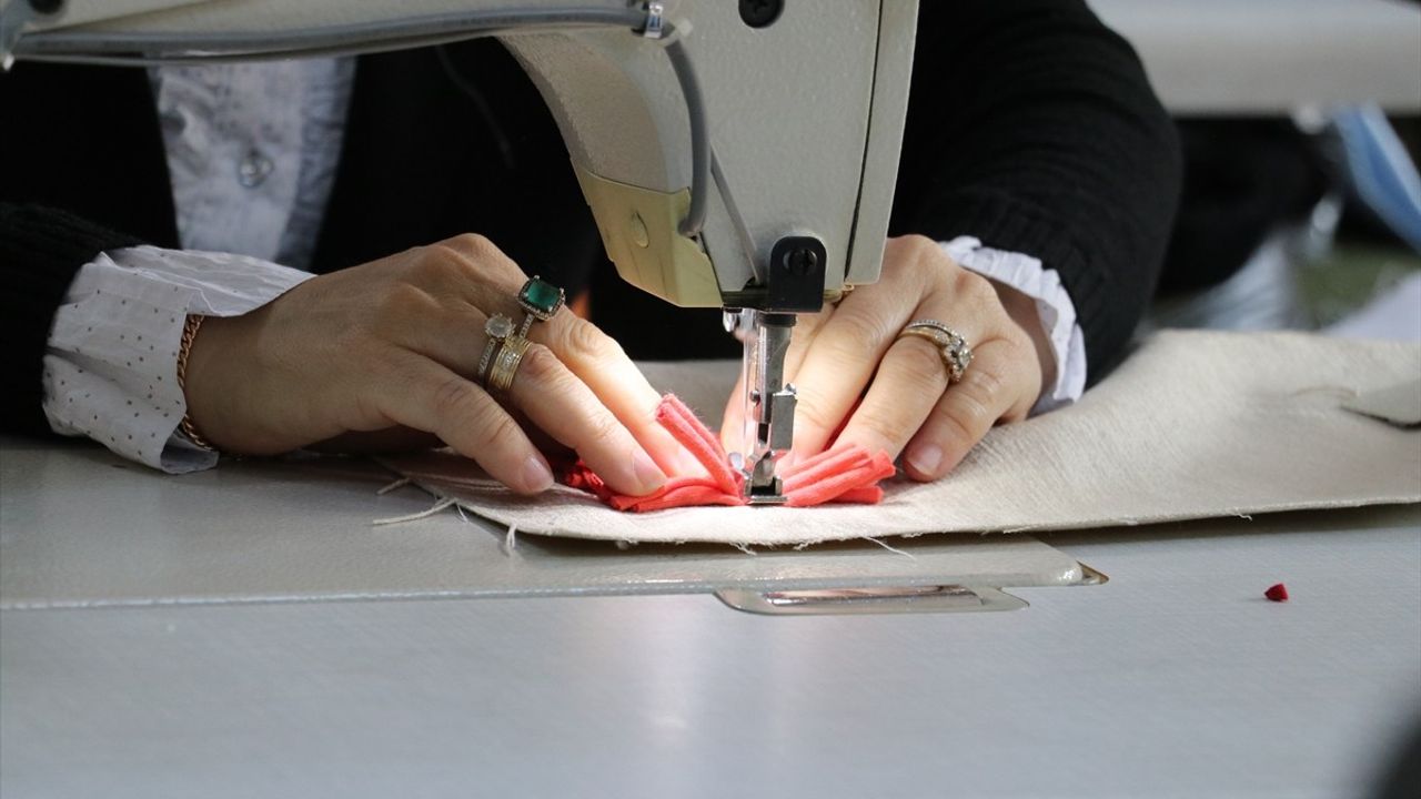 Bursa'da Kadınlar Tekstil Atıklarından Yenilikçi Ürünler Üretiyor
